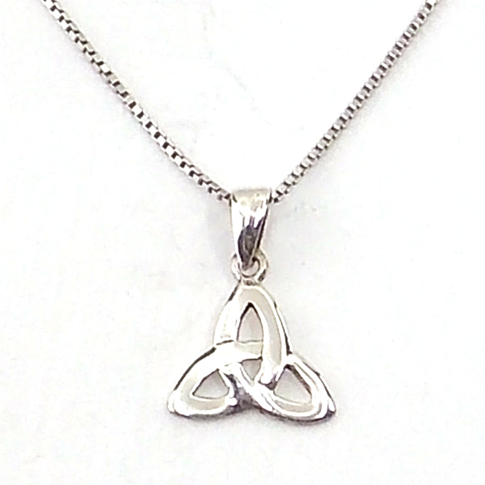 Colgante de plata de ley de Triquetra de 9x11mm aprox. Con cadena de 45cm