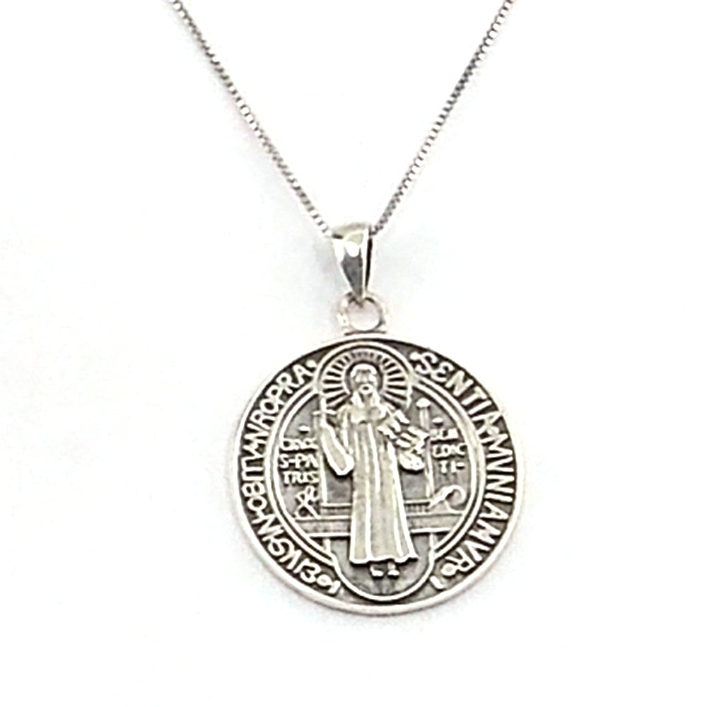 Colgante de plata de ley de San Benito de 28mm aprox. Con cadena de 45cm