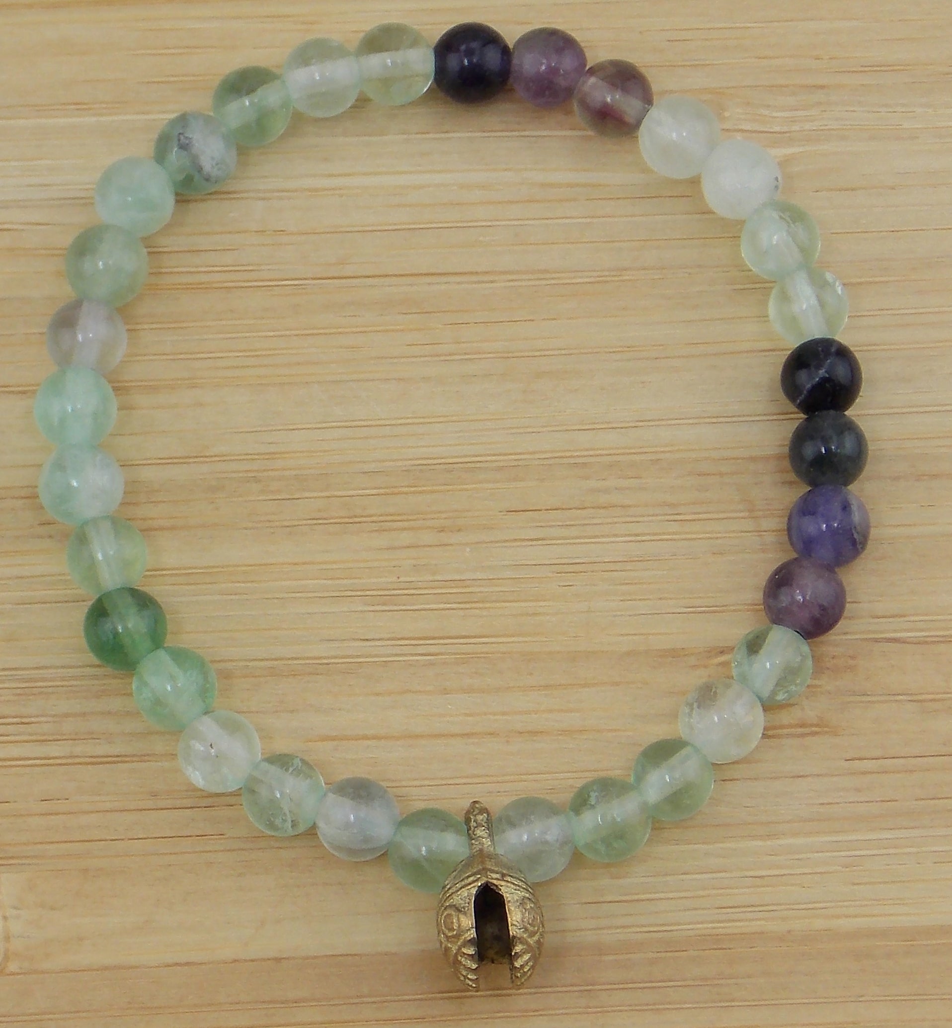 Pulsera de Fluorita de 6mm con cascabel