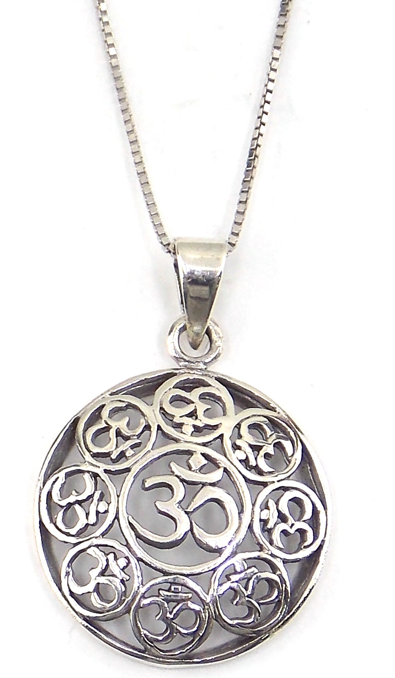 Colgante de plata de ley de Om de 23mm aprox. con cadena de 45cm