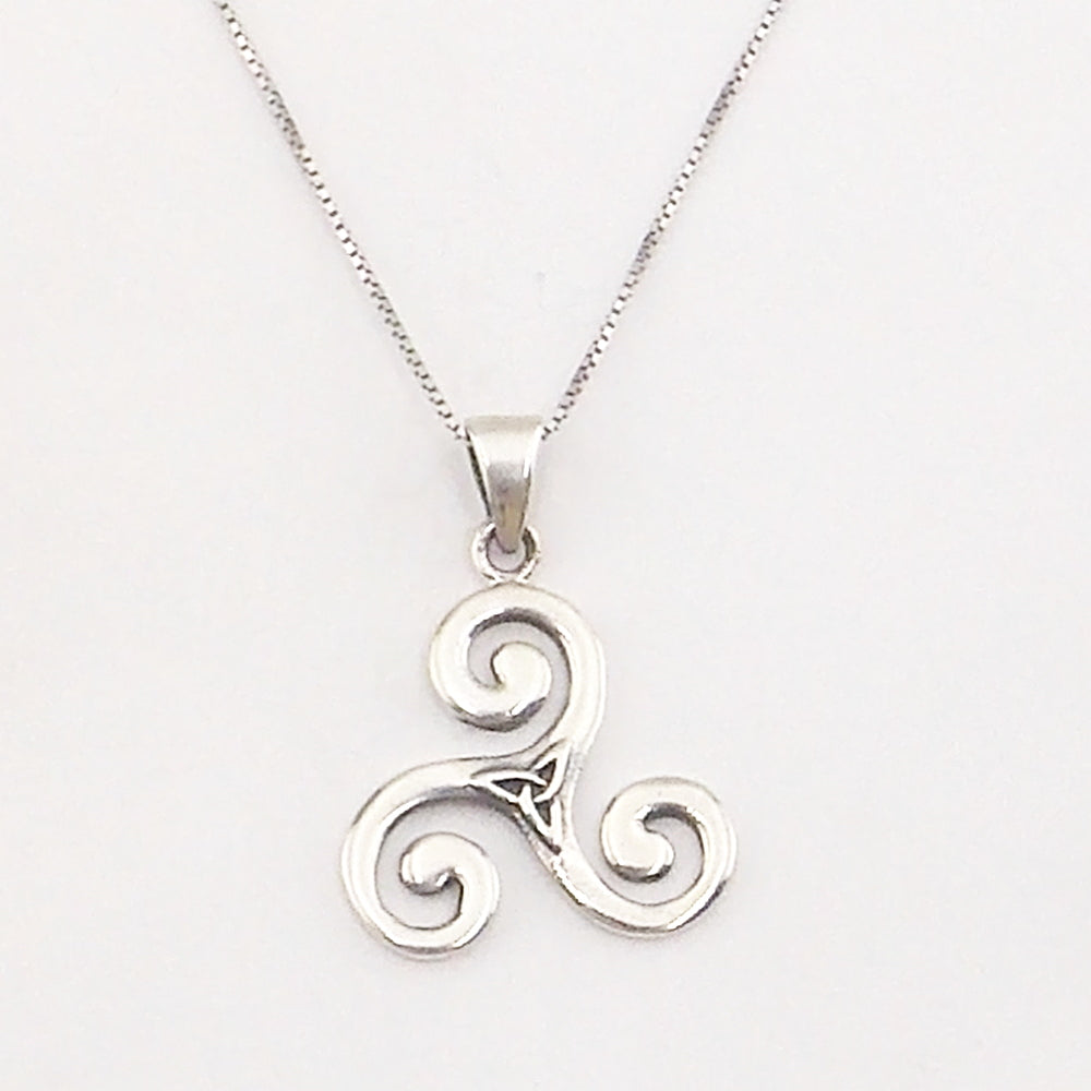 Colgante de plata de ley de Trisquel de 28x25mm aprox. Con cadena de 45cm