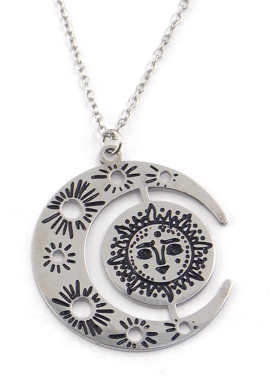 Colgante de acero en forma de sol y luna (pateado)