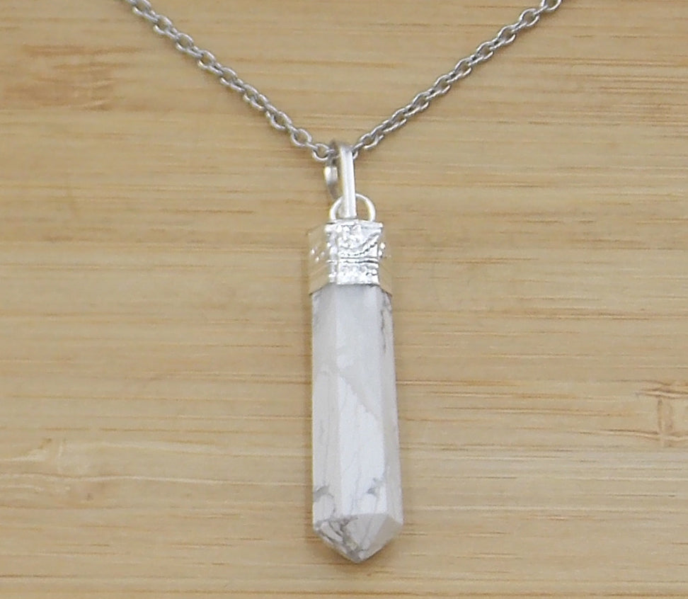 Colgante de Howlite en forma de obelisco