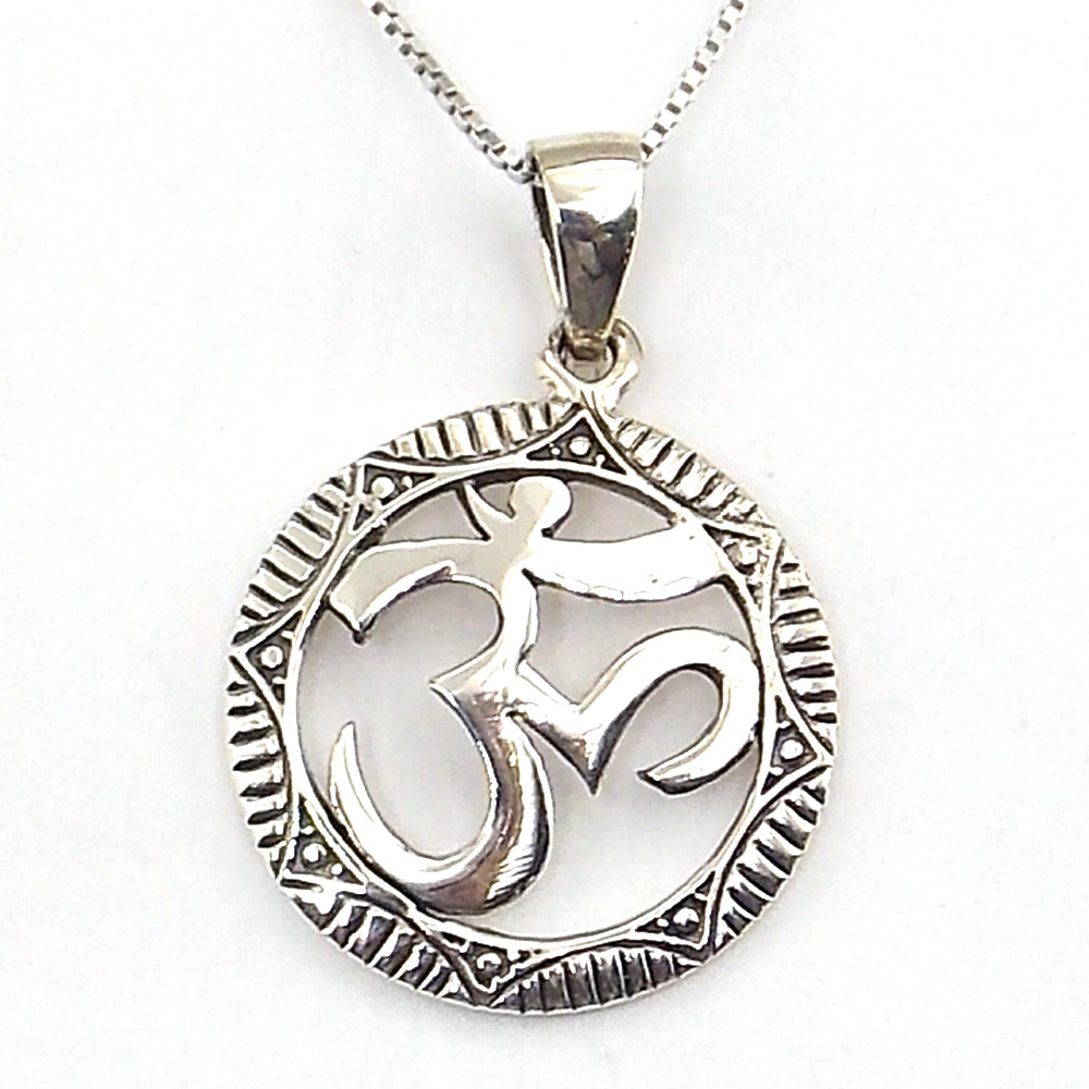 Colgante de plata de ley de Om de 23mm aprox. Con cadena de 45cm