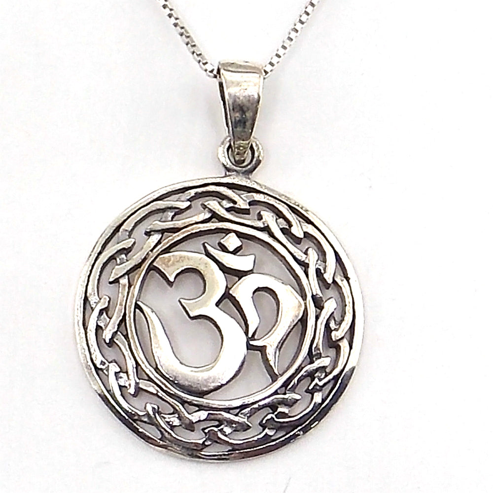 Colgante de plata de ley de Om de 25mm aprox. Con cadena de 45cm