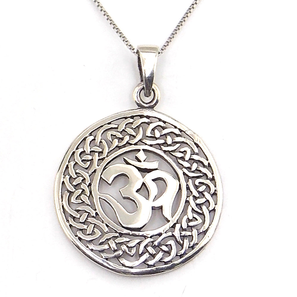 Colgante de plata de ley de Om de 29mm aprox. Con cadena de 45cm