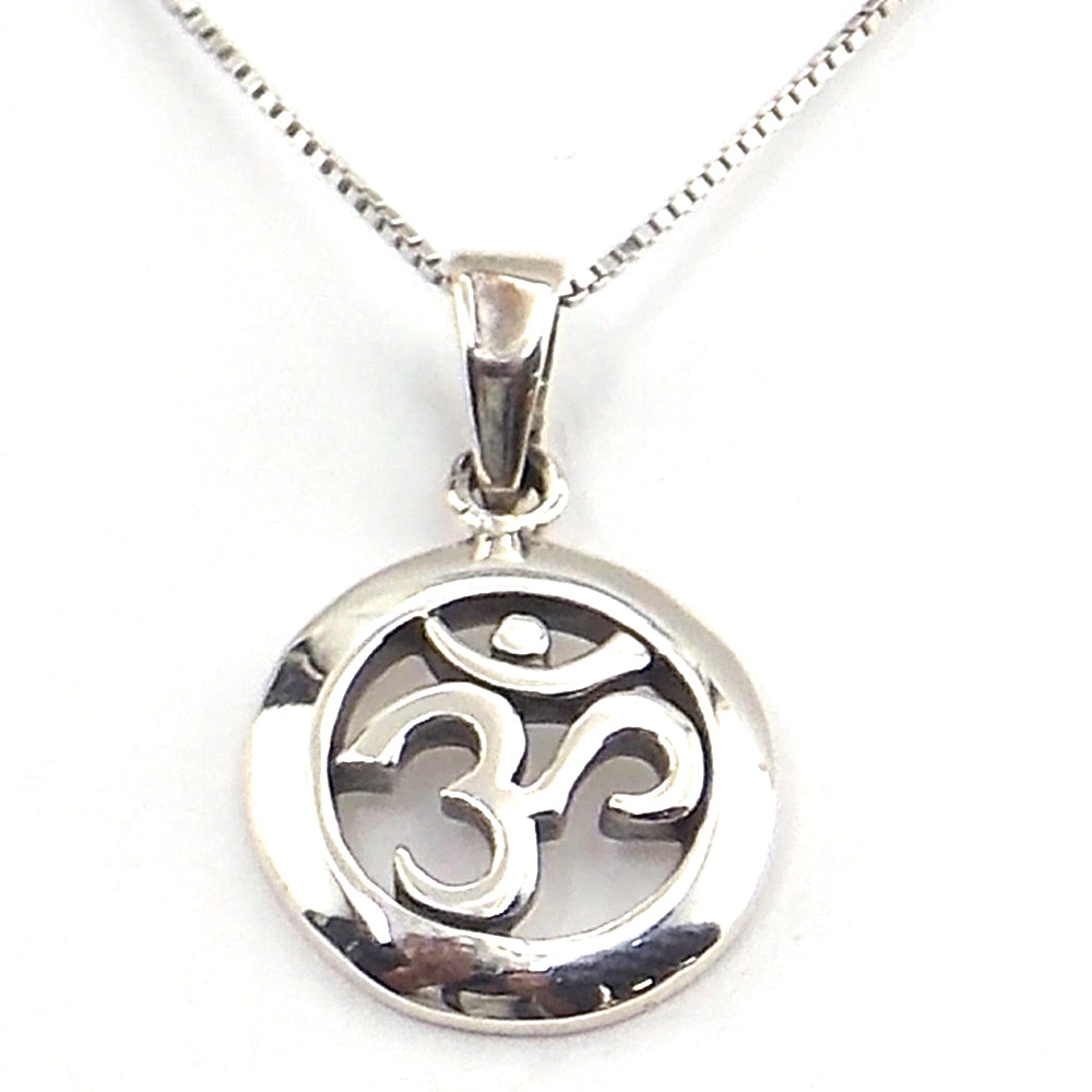 Colgante de plata de ley de Om de 17mm aprox. Con cadena de 45cm