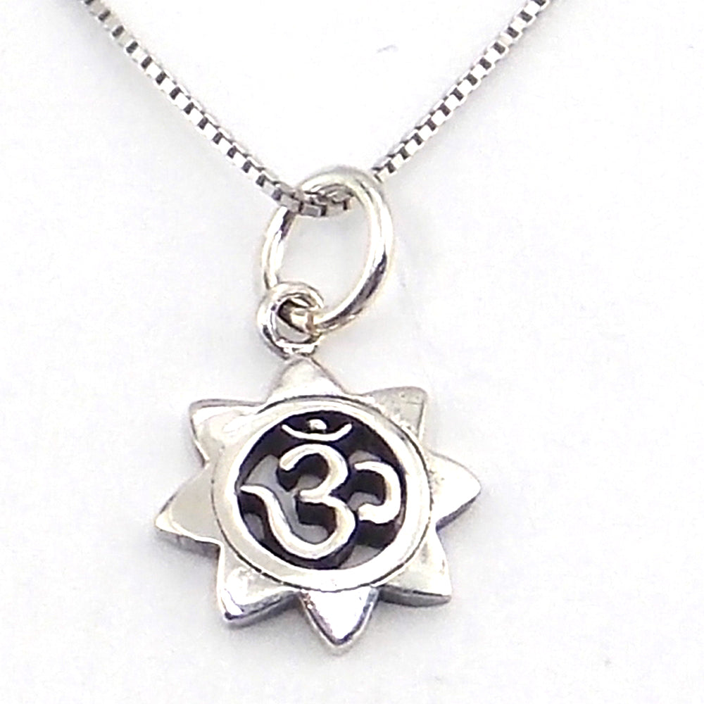 Colgante de plata de ley de Om de 15mm aprox. Con cadena de 45cm