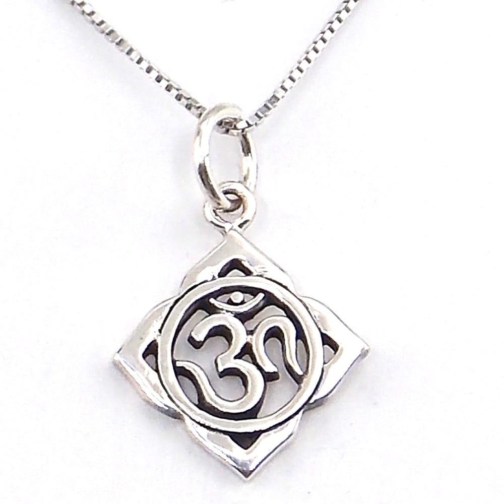 Colgante de plata de ley de Om de 20x17mm aprox. Con cadena de 45cm