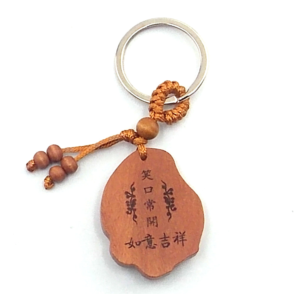 Llavero de madera de buda feliz