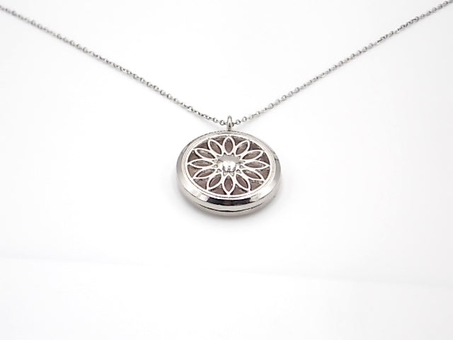 Colgante con motivo de Flor con una piedra de Cuarzo rosa