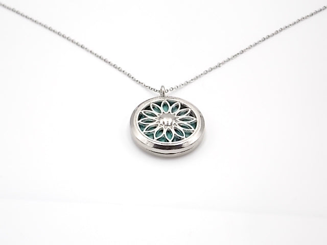 Colgante con motivo de Flor con una piedra de Turquesa