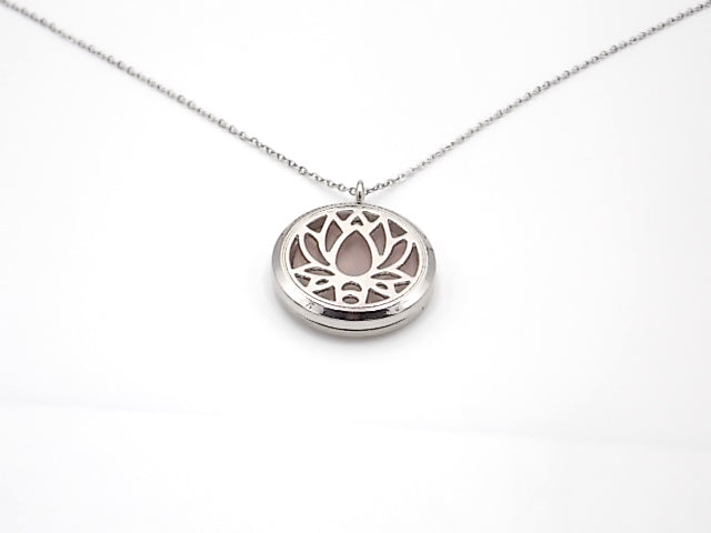 Colgante con motivo de Flor de loto con una piedra de Cuarzo rosa