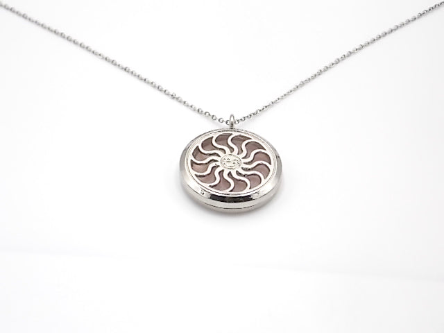 Colgante con motivo de Sol con una piedra de Cuarzo rosa