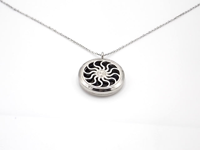 Colgante con motivo de Sol con una piedra de Ónix