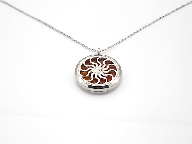Colgante con motivo de Sol con una piedra de Carneola