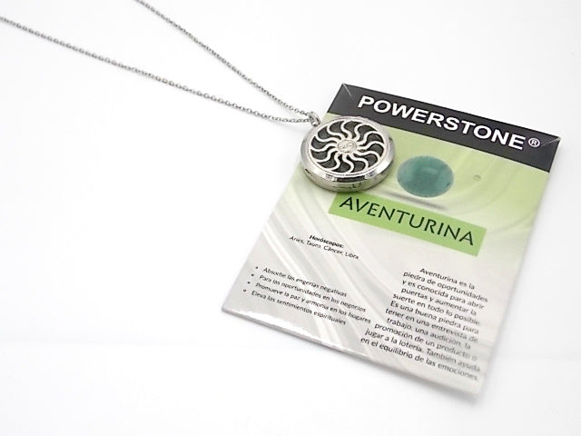 Colgante con motivo de Sol con una piedra de Venturina verde