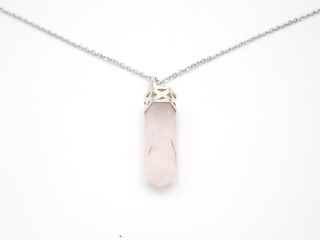 Colgante de piedra natural de Cuarzo rosa con forma de Obelisco invertido
