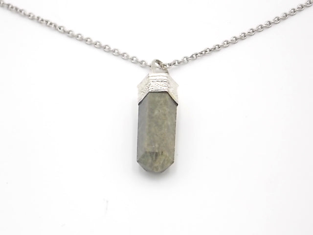 Colgante de piedra natural de Turmalina verde con forma de Obelisco invertido