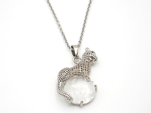 Colgante con forma de Leopardo de 34x21mm con piedra natural de Cuarzo blanco