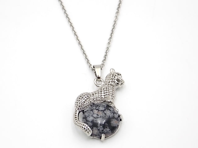 Colgante con forma de Leopardo de 34x21mm con piedra natural de Obsidiana nevada