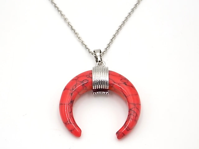 Colgante de piedra natural de Howlite rojo en forma de Luna invertida de 28mm