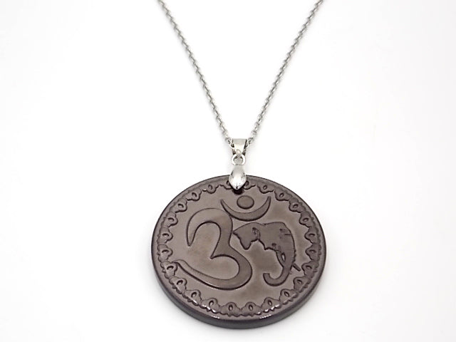 Colgante con medalla de Hematite de doble cara con símbolos de Om y Choku rei de 47mm