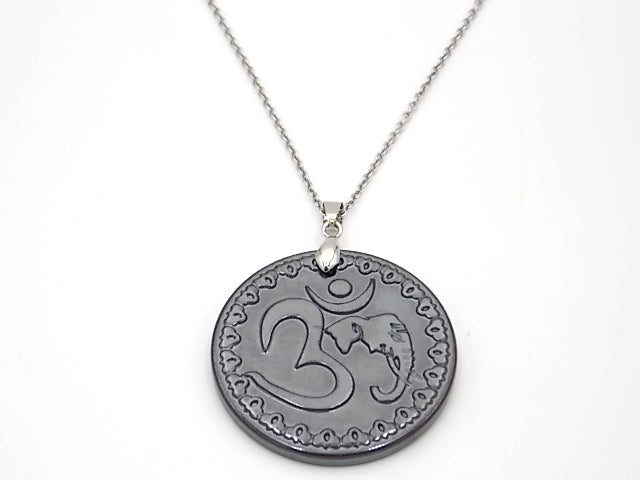 Colgante con medalla de Hematite Negro de doble cara con símbolos de Om y Choku rei de 47mm