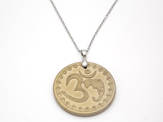 Colgante con medalla de Hematita Oro de doble cara con símbolos de Om y Choku rei de 47mm