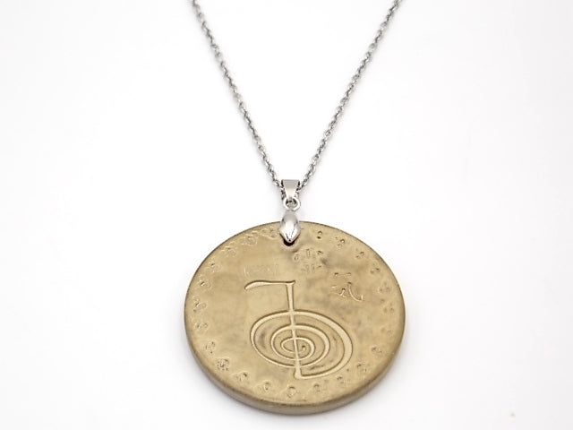 Colgante con medalla de Hematita Oro de doble cara con símbolos de Om y Choku rei de 47mm