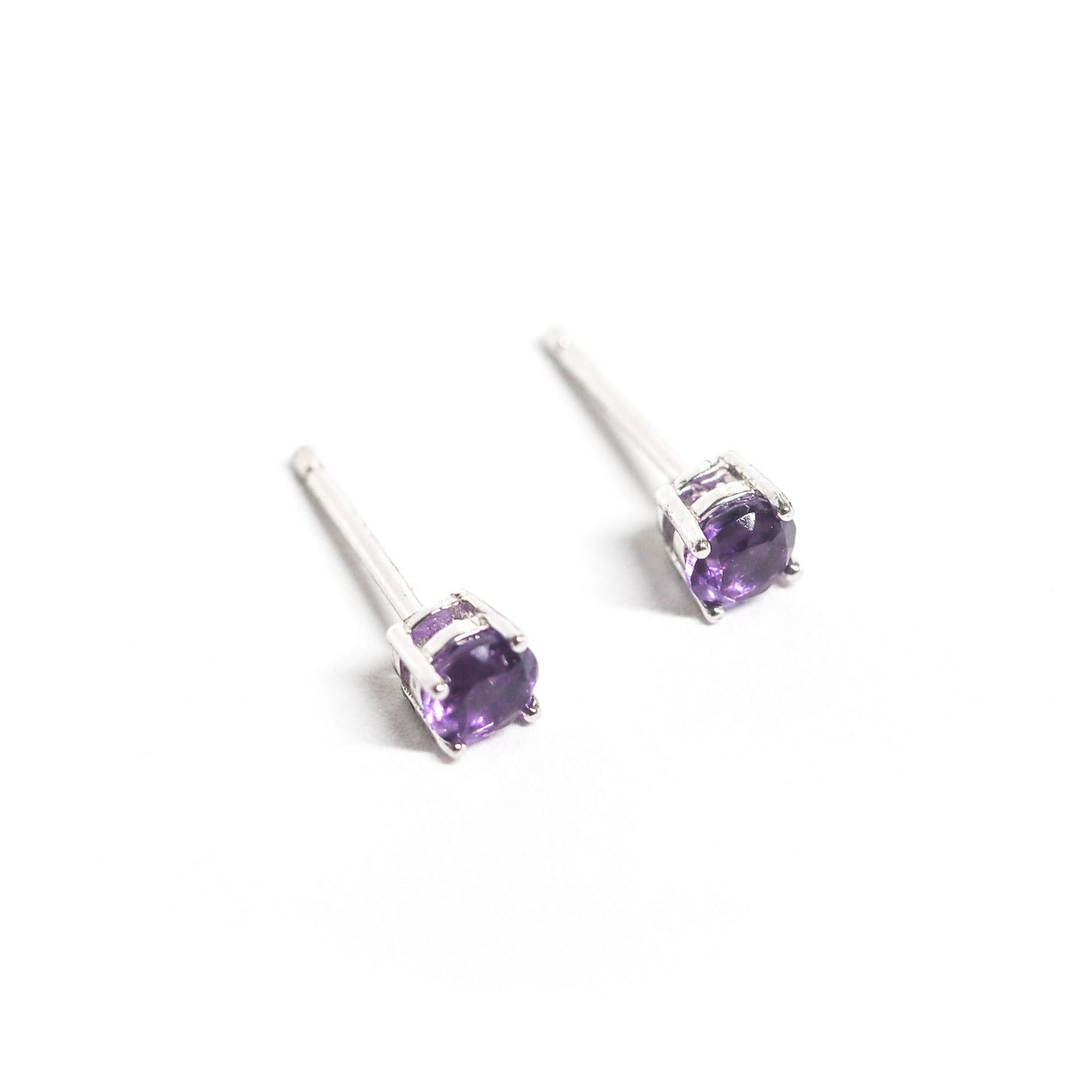 Pendientes pegados con piedra preciosa de Amatista de 5 mm engarzado en plata de ley