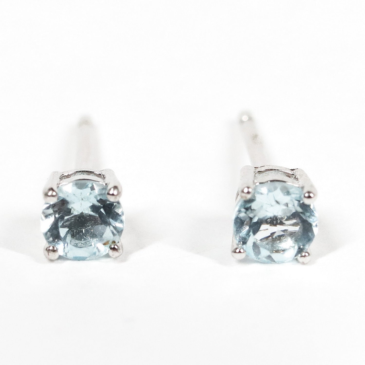 Pendientes pegados con piedra preciosa de Aguamarina de 4 mm engarzado en plata de ley