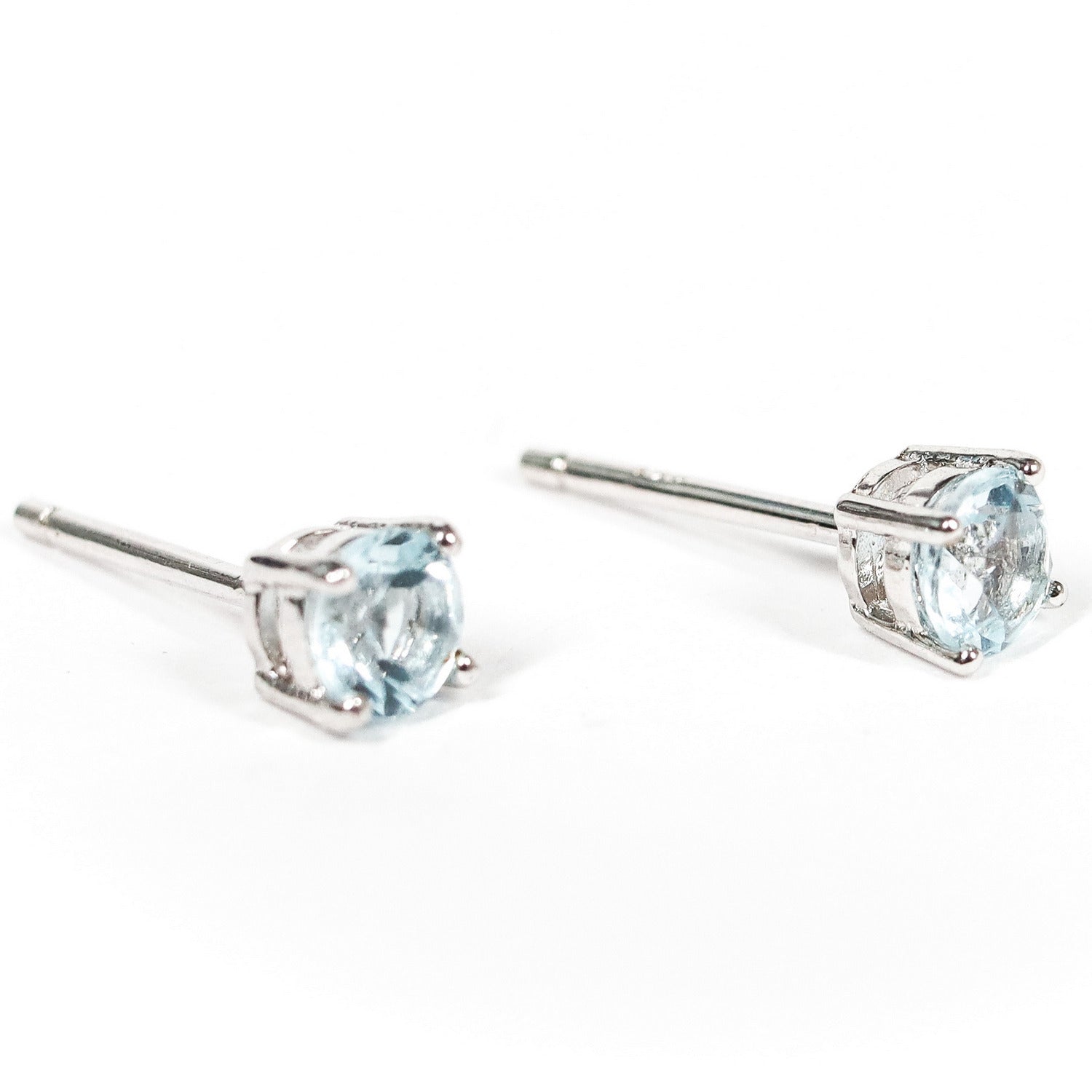 Pendientes pegados con piedra preciosa de Aguamarina de 4 mm engarzado en plata de ley