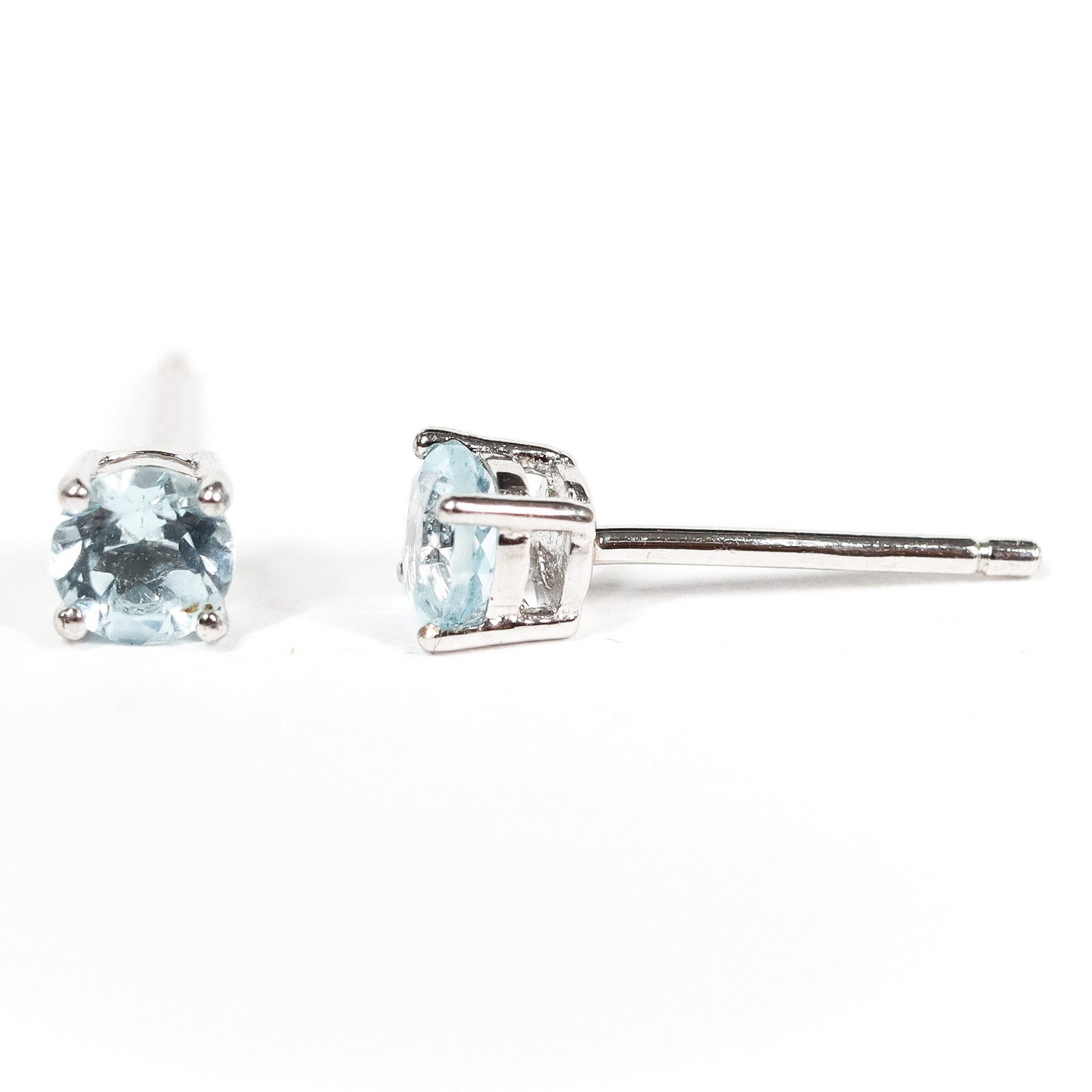 Pendientes pegados con piedra preciosa de Aguamarina de 4 mm engarzado en plata de ley