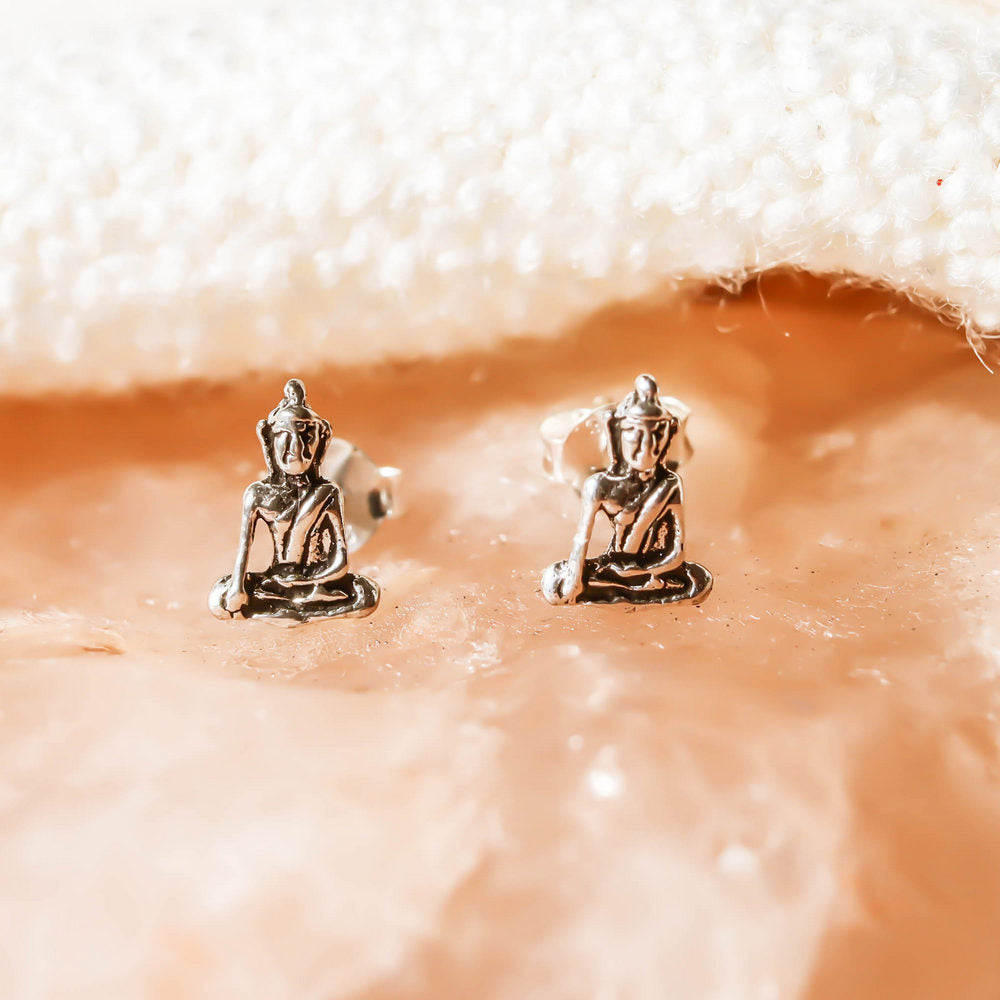 Pendiente En Plata De Ley Forma De Buda Con Tuerca Mariposa.