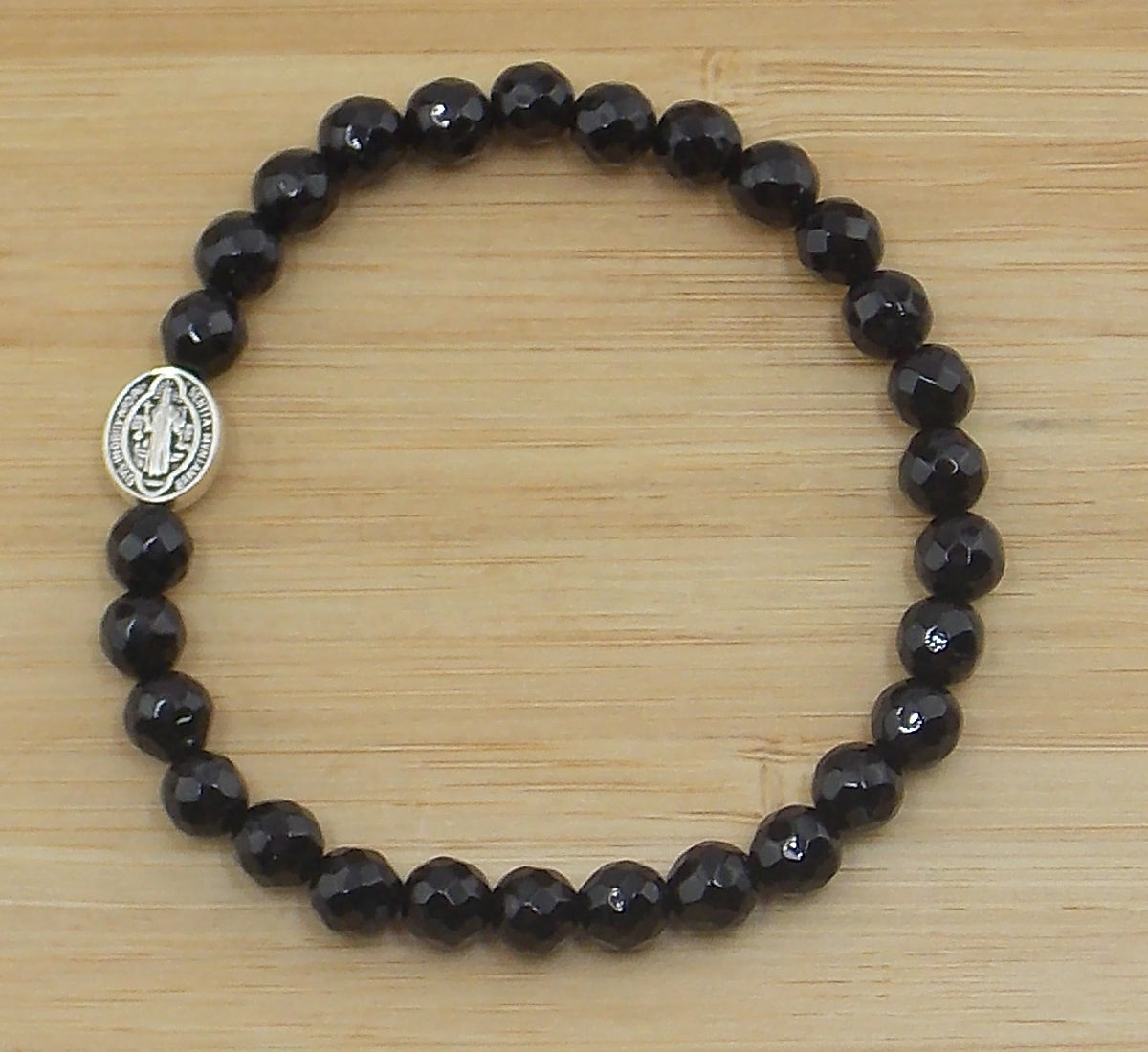 Pulsera de Ónix facetado con San Benito