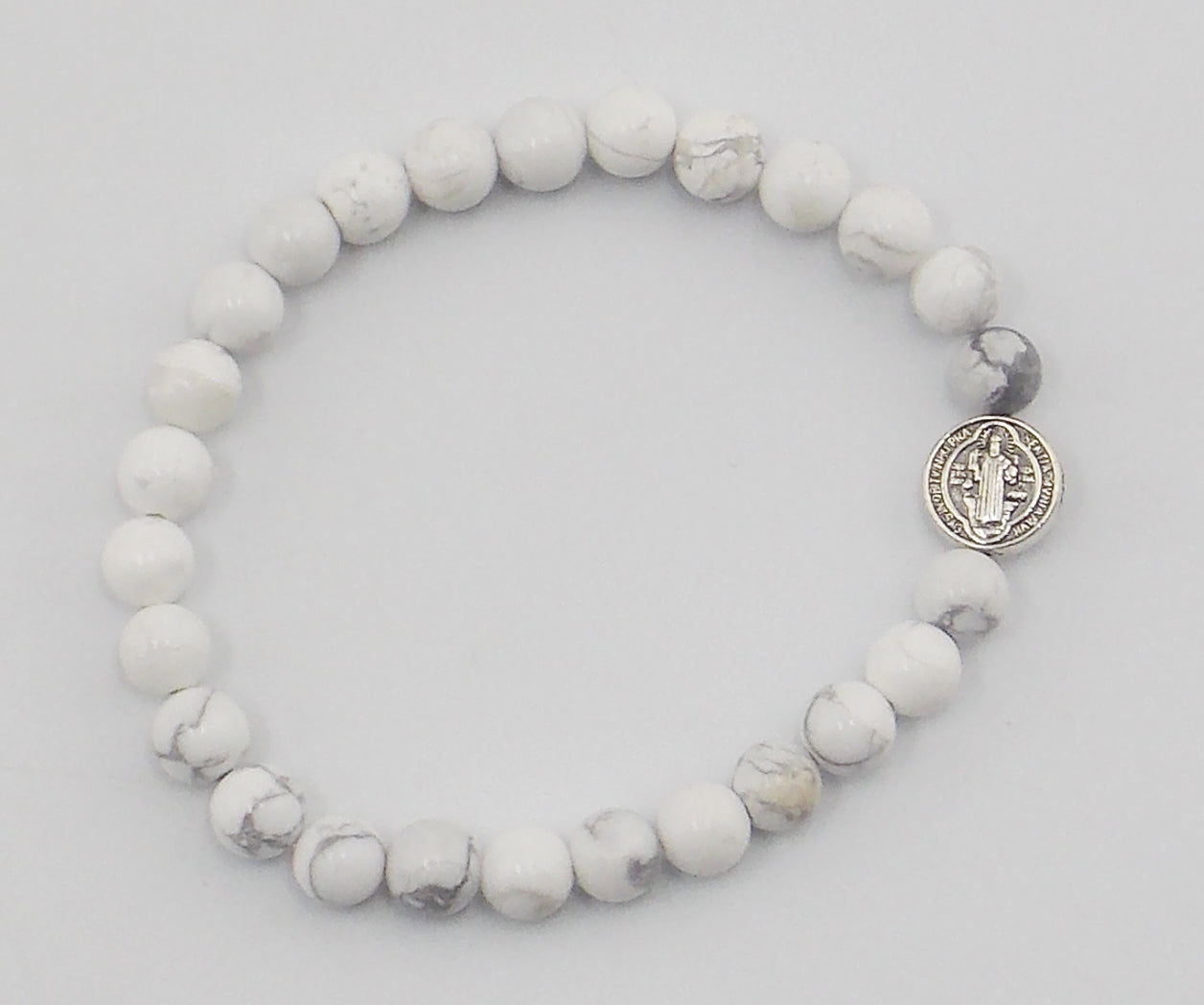 Pulsera de Howlite con San Benito