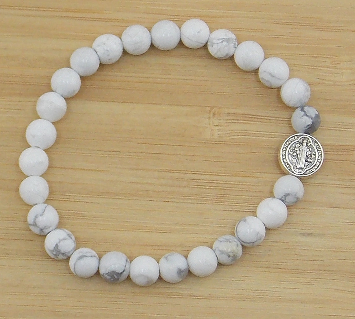 Pulsera de Howlite con San Benito