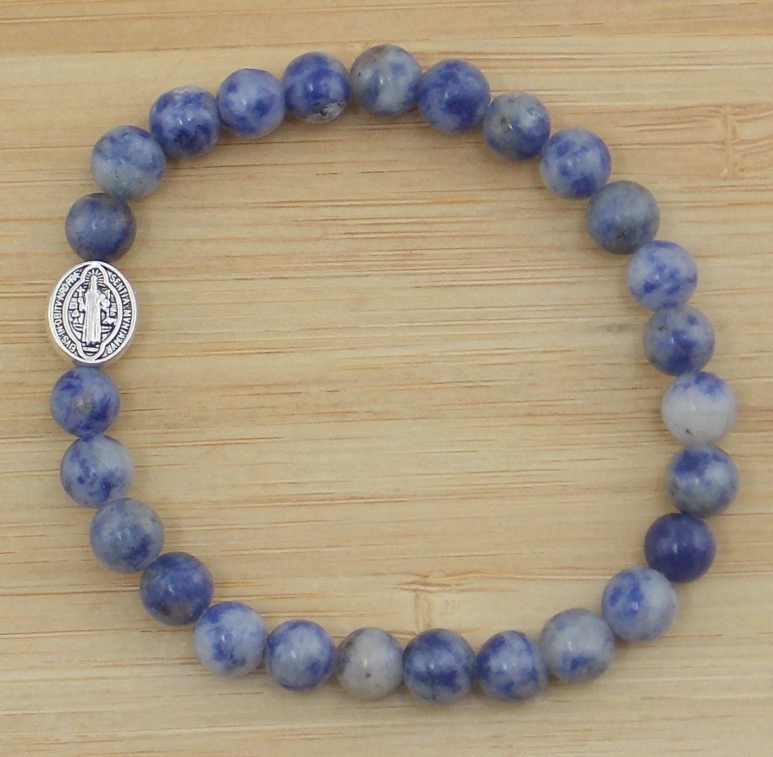 Pulsera de Sodalita con San Benito