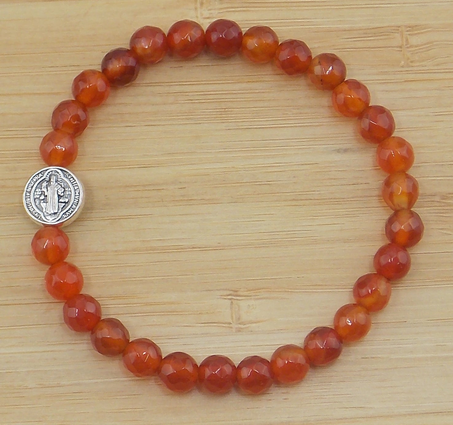 Pulsera de Carneola facetada con San Benito