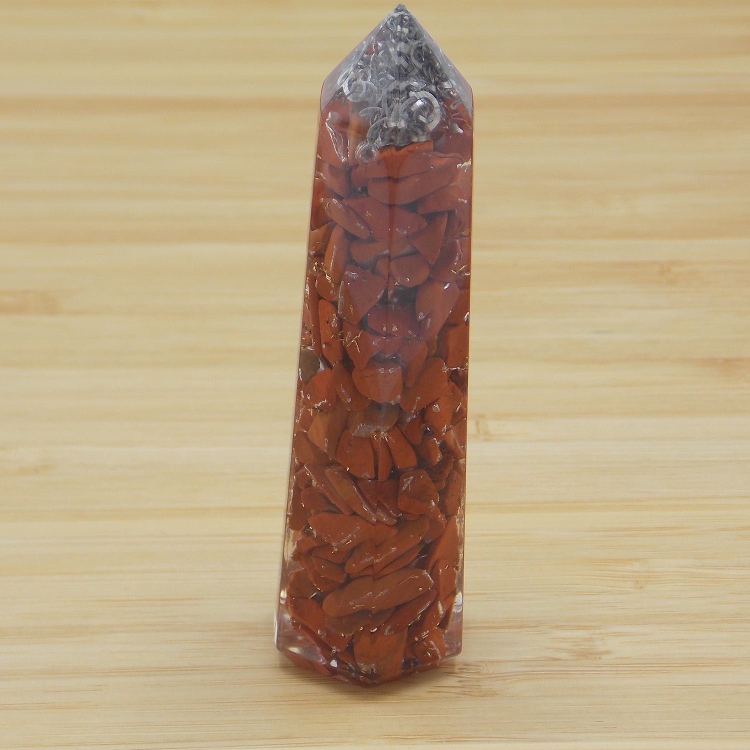 Obelisco de Orgonita de aprox. 7-8cm con piedra de Jaspe rojo