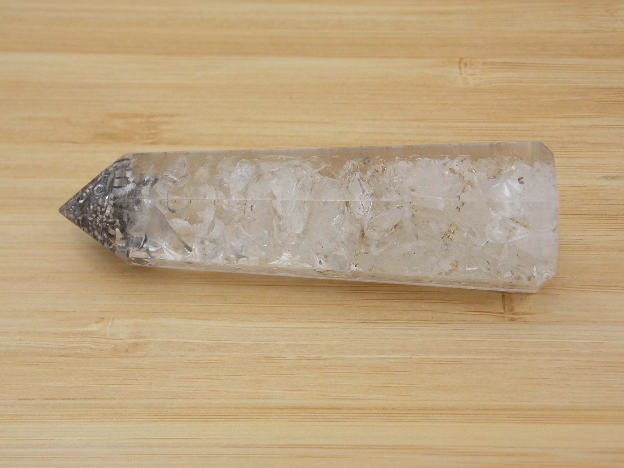Obelisco de Orgonita de aprox. 7-8cm con piedra de Cuarzo blanco