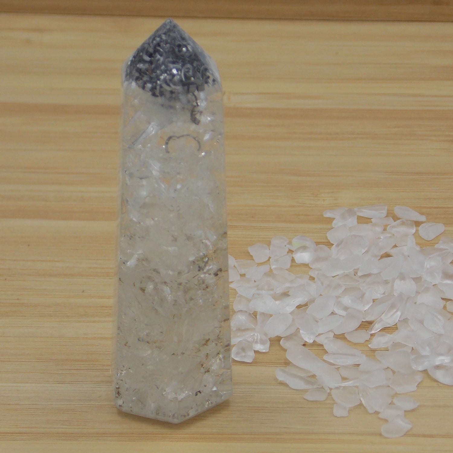 Obelisco de Orgonita de aprox. 7-8cm con piedra de Cuarzo blanco