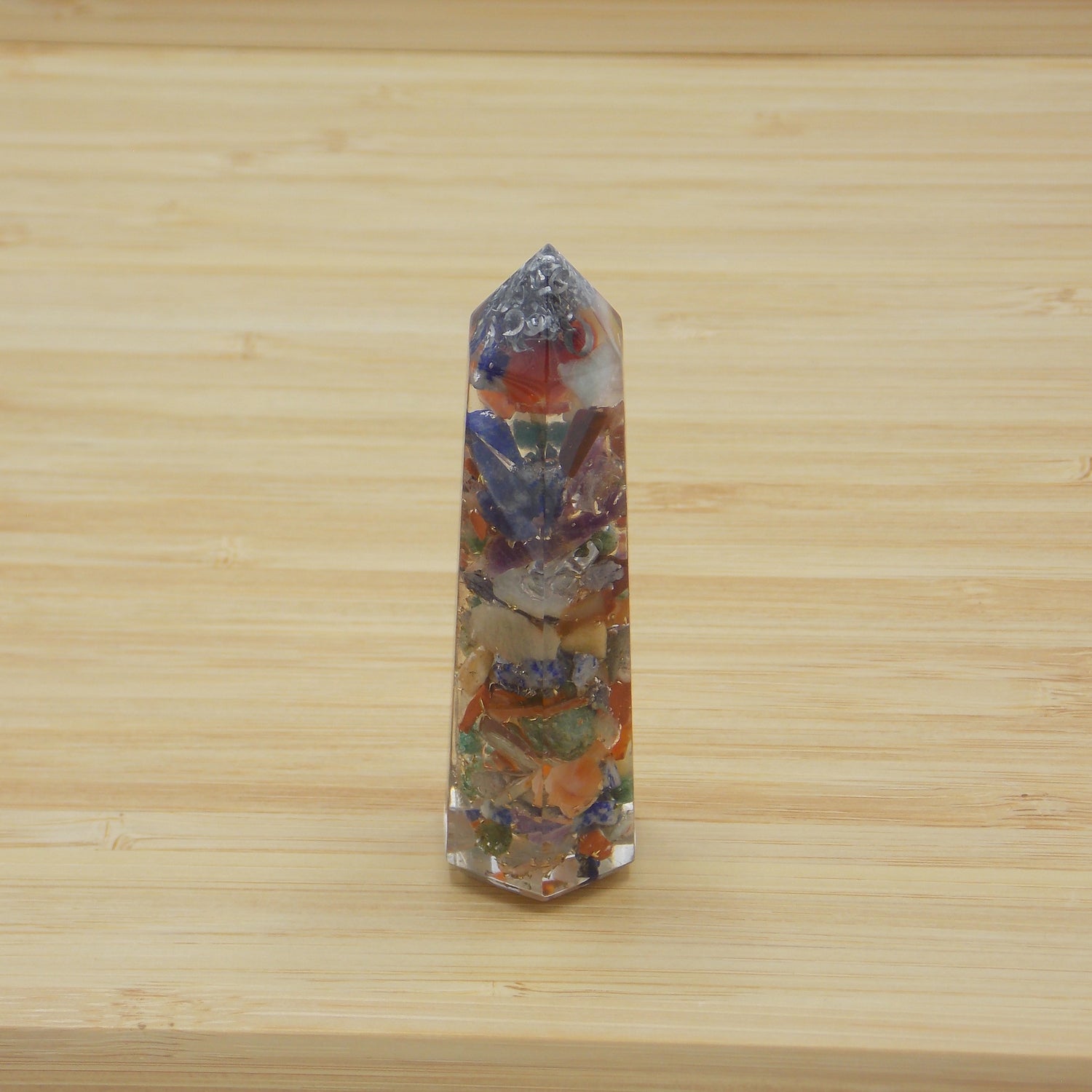 Obelisco de Orgonita de aprox. 7-8cm con piedra de 7 Chakras