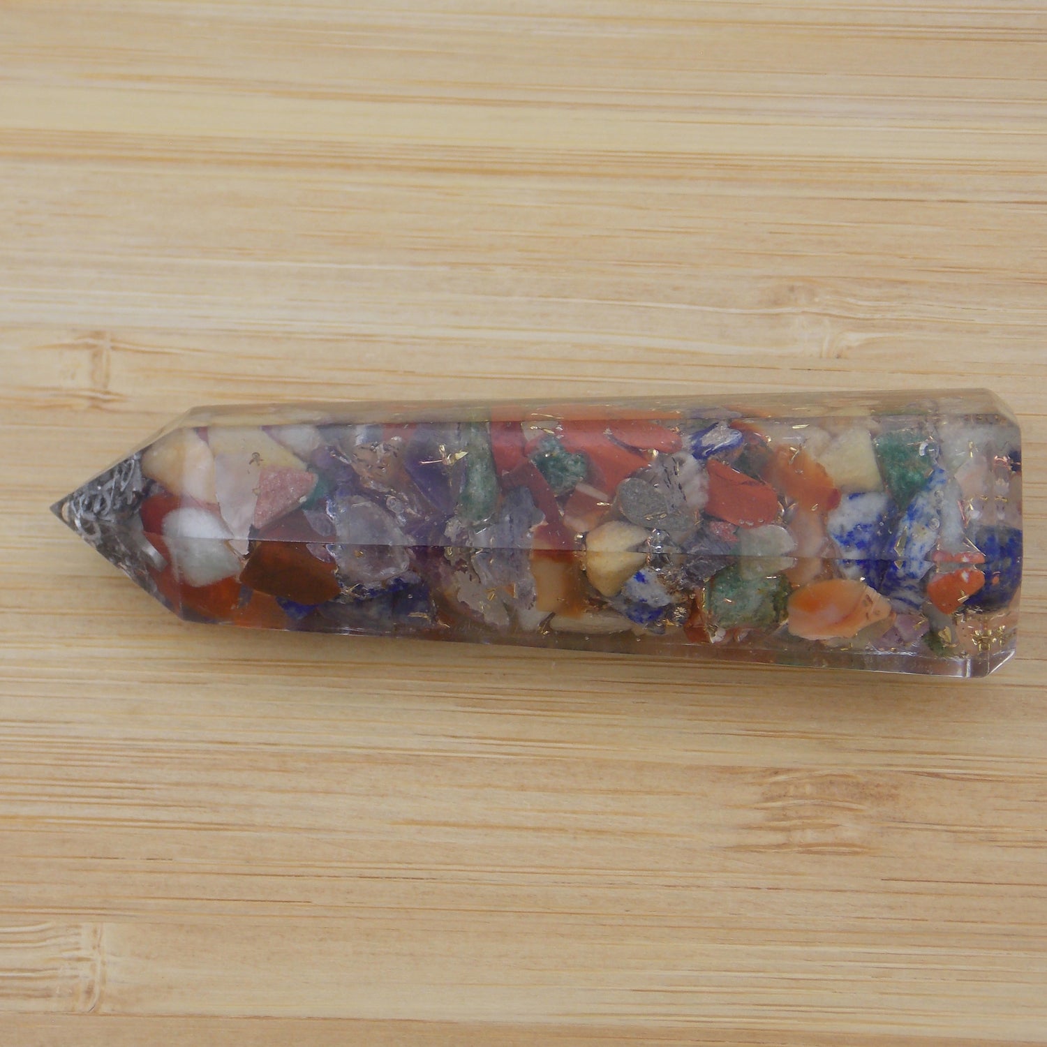 Obelisco de Orgonita de aprox. 7-8cm con piedra de 7 Chakras