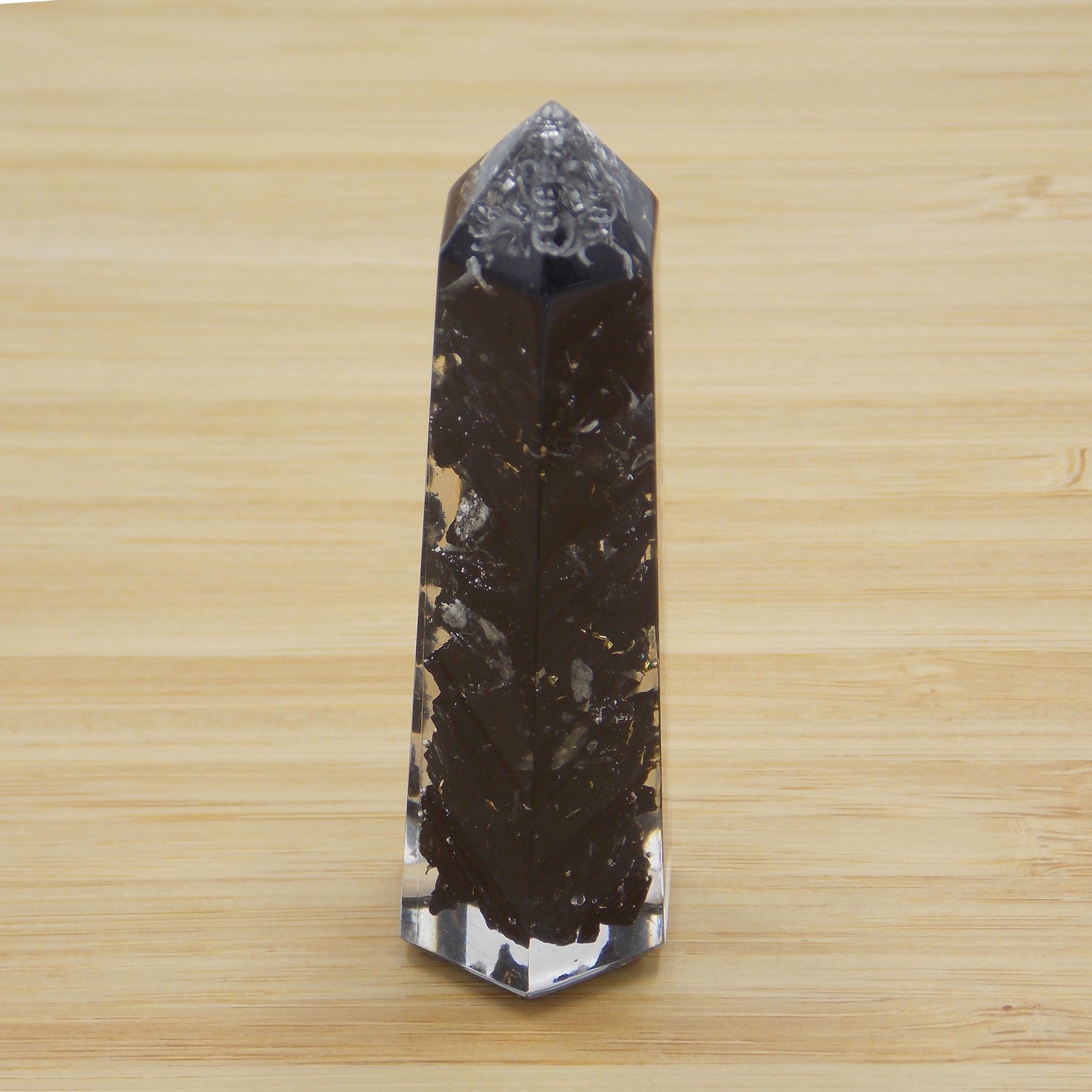 Obelisco de Orgonita de aprox. 7-8cm con piedra de Turmalina negra