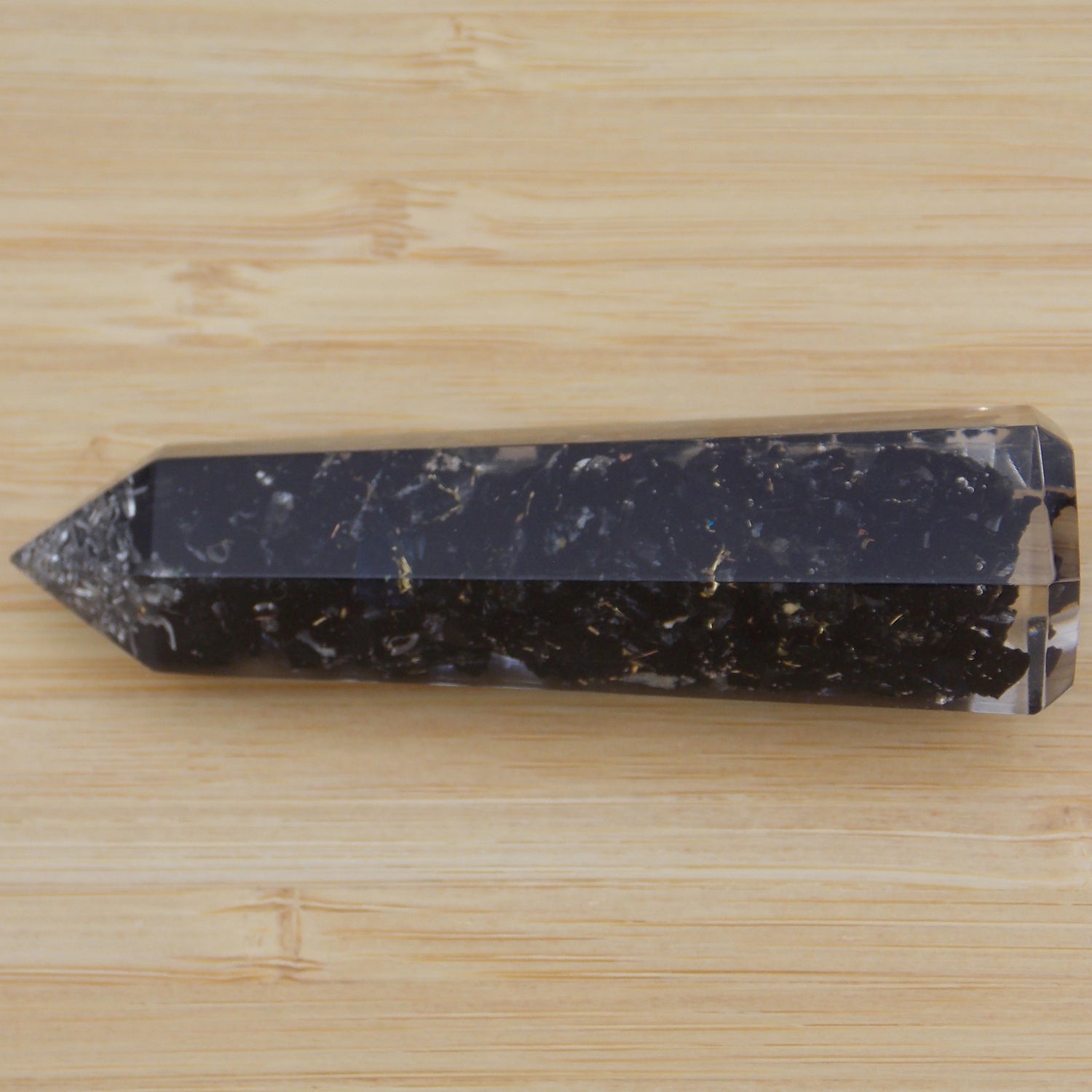 Obelisco de Orgonita de aprox. 7-8cm con piedra de Turmalina negra