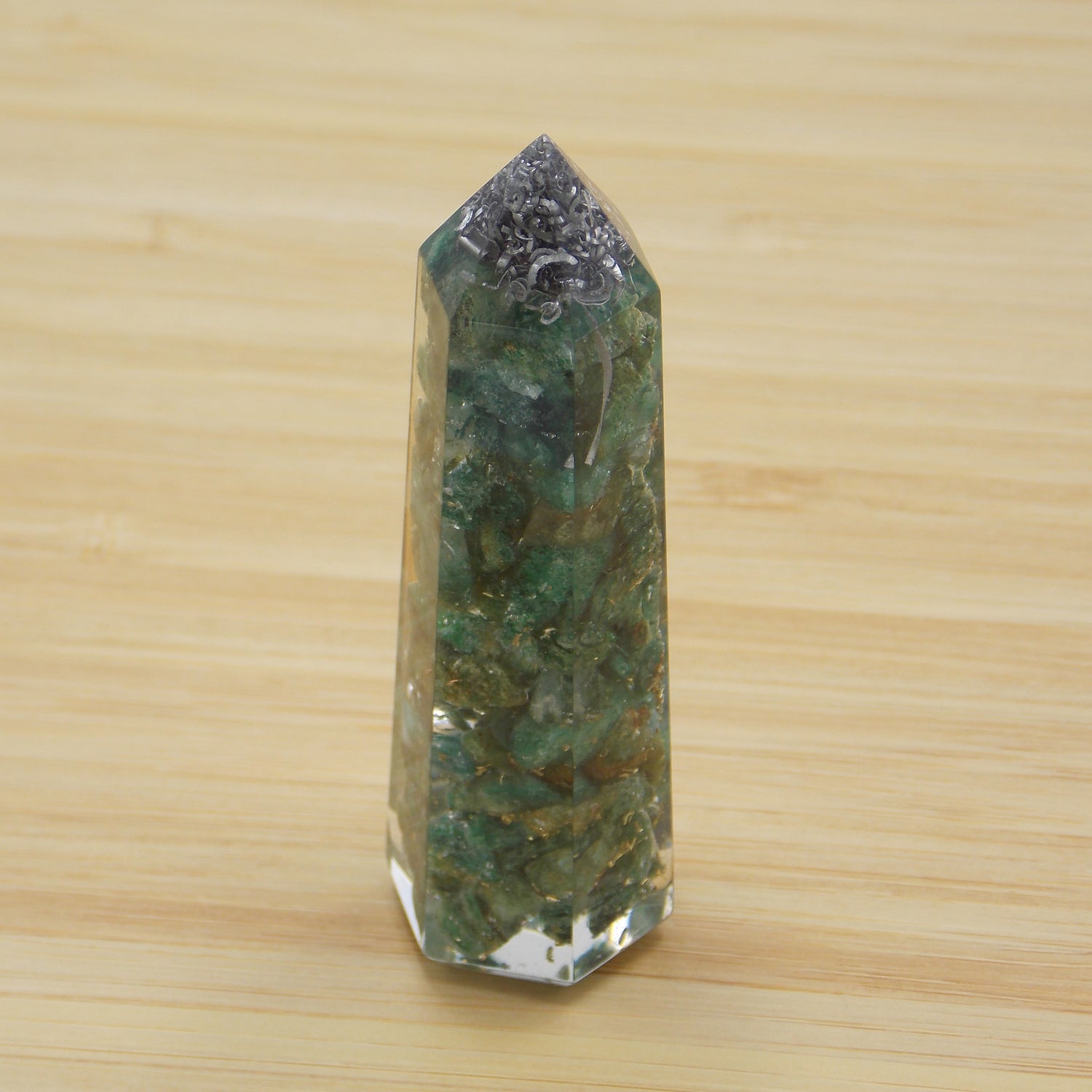 Obelisco de Orgonita de aprox. 7-8cm con piedra de Jade