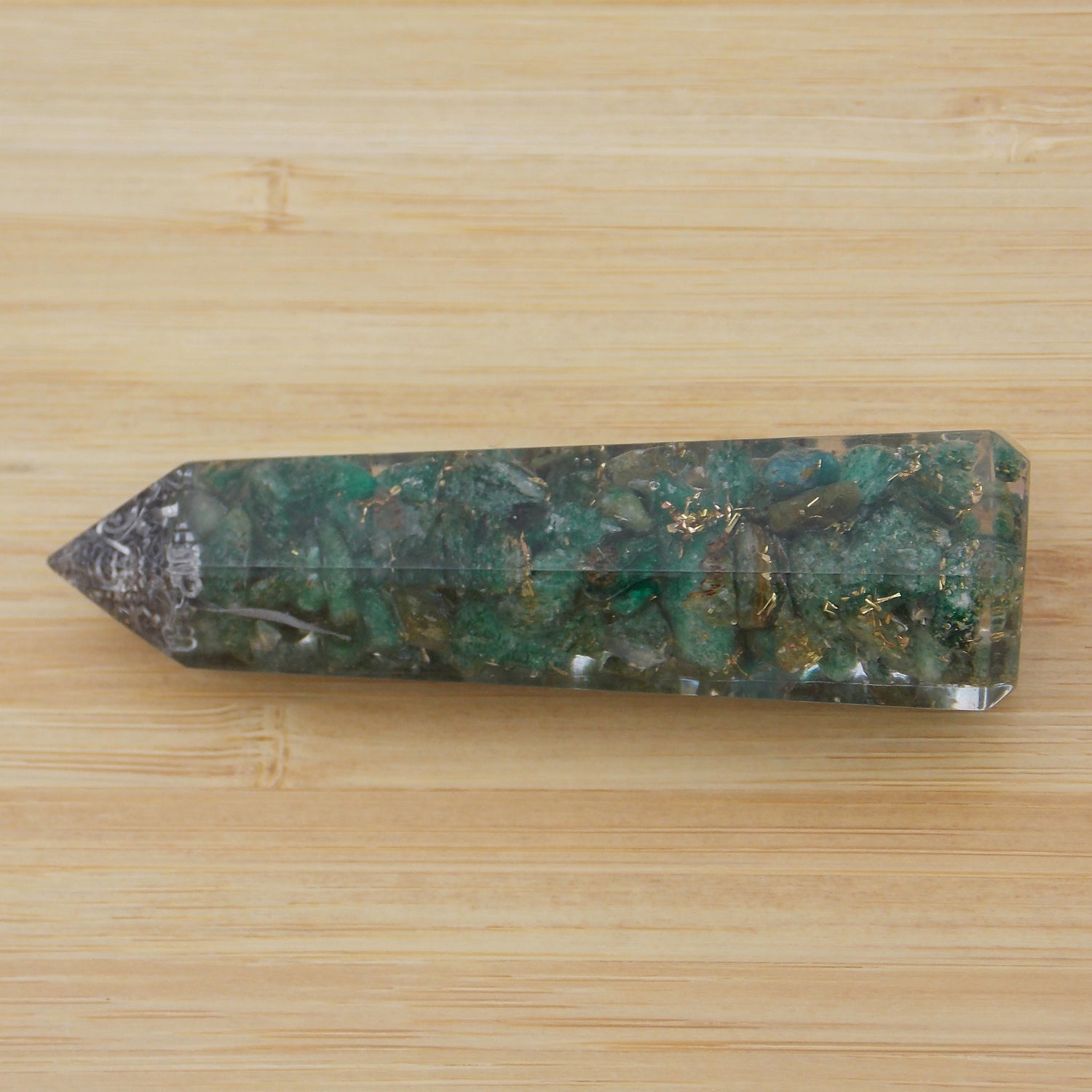 Obelisco de Orgonita de aprox. 7-8cm con piedra de Jade