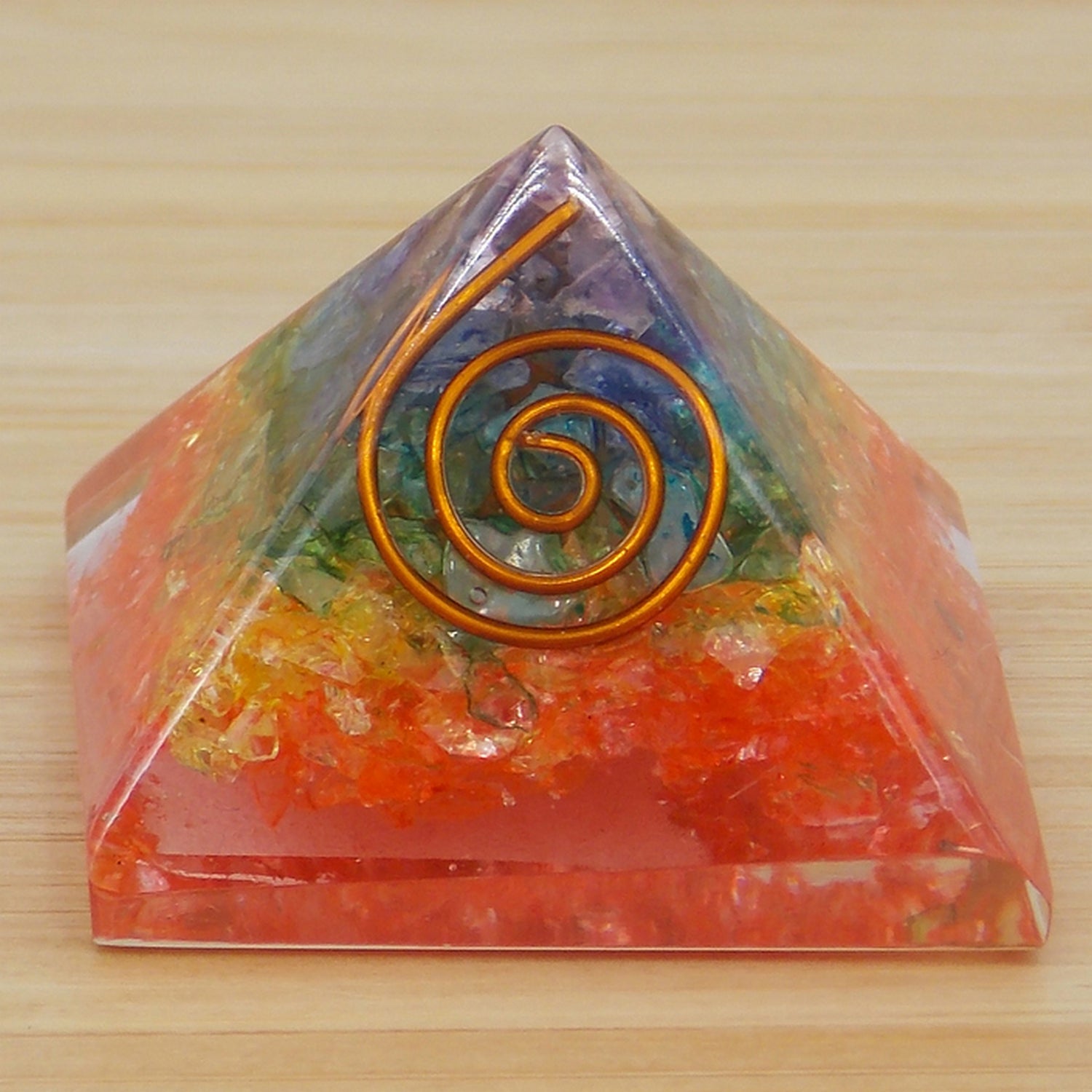 Pirámide de orgonita de aprox. 3cm de 7 chakras